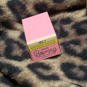 Benefit boiing brightening concealer
